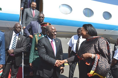 Rais wa Jamhuri ya Muungano wa Tanzania Dkt. John Pombe Magufuli akisalimiana na Waziri wa Mambo ya nje wa Kenya Balozi Amina Mohamed mara baada ya kuwasili katika Uwanja wa ndege wa Kimataifa wa Jomo Kenyata nchini Kenya. PICHA NA IKULU