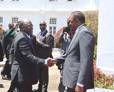 Rais wa Jamhuri ya Muungano wa Tanzania Dkt. John Pombe Magufuli akisalimiana na mwenyeji wake Rais wa Kenya Uhuru Kenyatta mara baada ya kuwasili katika Ikulu ya Kenya.