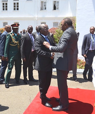 Rais wa Jamhuri ya Muungano wa Tanzania Dkt. John Pombe Magufuli akisalimiana na mwenyeji wake Rais wa Kenya Uhuru Kenyatta mara baada ya kuwasili katika Ikulu ya Kenya.