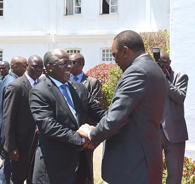 Rais wa Jamhuri ya Muungano wa Tanzania Dkt. John Pombe Magufuli akisalimiana na mwenyeji wake Rais wa Kenya Uhuru Kenyatta mara baada ya kuwasili katika Ikulu ya Kenya.