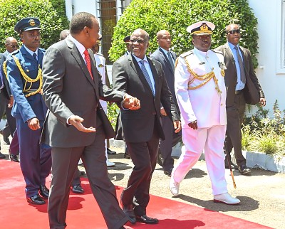 Rais Dkt John Pombe Magufuli akifurahia jambo na Mwenyeji wake, Rais wa Kenya, Mh. Uhuru Kenyatta, alipowasili Ikulu ya Kenya, Jijini Nairobi leo.