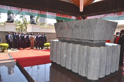 Rais wa Jamhuri ya Muungano wa Tanzania Dkt. John Pombe Magufuli akiwa amesimama wakati wa dua katika eneo la kaburi hilo la Muasisi na Rais wa Kwanza wa Kenya Maremu Mzee Jomo Kenyatta jijini Nairobi.