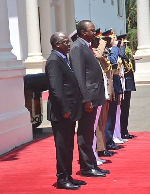 Rais wa Jamhuri ya Muungano wa Tanzania Dkt. John Pombe Magufuli akiwa na mwenyeji wake Rais wa Kenya Uhuru Kenyatta wakati wa nyimbo za mataifa mawili zikiwa zinapigwa.
