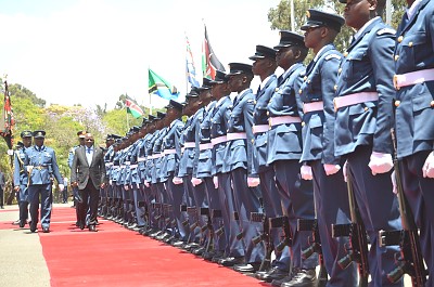 Rais wa Jamhuri ya Muungano wa Tanzania wa Tanzania Dkt. John Pombe Magufuli akikagua gwaride la heshima aliloandaliwa na Jeshi la Kenya mara baada ya kuwasili katika Ikulu ya Nairobi nchini Kenya.