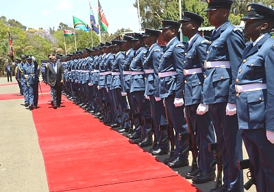 Rais wa Jamhuri ya Muungano wa Tanzania wa Tanzania Dkt. John Pombe Magufuli akikagua gwaride la heshima aliloandaliwa na Jeshi la Kenya mara baada ya kuwasili katika Ikulu ya Nairobi nchini Kenya.