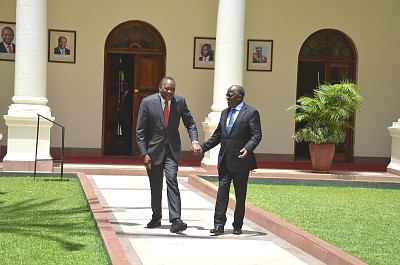 Rais wa Jamhuri ya Muungano wa Tanzania Dkt. John Pombe Magufuli akifurahia jambo na mwenyeji wake Rais wa Kenya Uhuru Kenyatta mara baada ya kumaliza mazungumzo yao katika Ikulu ya Nairobi nchini Kenya.