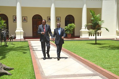 Rais wa Jamhuri ya Muungano wa Tanzania Dkt. John Pombe Magufuli akifurahia jambo na mwenyeji wake Rais wa Kenya Uhuru Kenyatta mara baada ya kumaliza mazungumzo yao katika Ikulu ya Nairobi nchini Kenya.