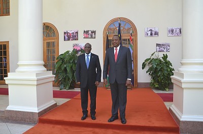 Rais wa Jamhuri ya Muungano wa Tanzania Dkt. John Pombe Magufuli akiwa katika picha na mwenyeji wake Rais wa Kenya Uhuru Kenyatta mara baada ya kumaliza mazungumzo yao katika Ikulu ya Nairobi nchini Kenya.