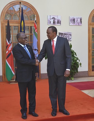 Rais wa Jamhuri ya Muungano wa Tanzania Dkt. John Pombe Magufuli akiwa katika picha na mwenyeji wake Rais wa Kenya Uhuru Kenyatta mara baada ya kumaliza mazungumzo yao katika Ikulu ya Nairobi nchini Kenya.