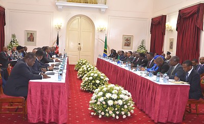 Rais wa Jamhuri ya Muungano wa Tanzania Dkt. John Pombe Magufuli akiwa pamoja na ujumbe wake katika mazungumzo na Rais wa Kenya Uhuru Kenyatta pamoja na ujumbe wake katika Ikulu ya Nairobi.