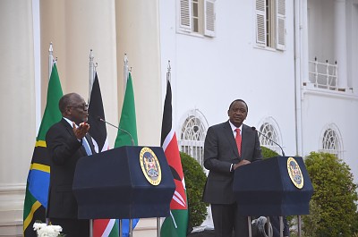Rais wa Jamhuri ya Muungano wa Tanzania Dkt. John Pombe Magufuli akizungumza na wanahabari mbalimbali wa Kenya mara baada ya kumaliza mazungumzo yao na Rais wa Kenya Uhuru Kenyatta