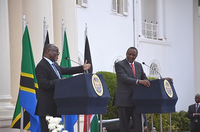 Rais wa Jamhuri ya Muungano wa Tanzania Dkt. John Pombe Magufuli akizungumza na wanahabari mbalimbali wa Kenya mara baada ya kumaliza mazungumzo yao na Rais wa Kenya Uhuru Kenyatta