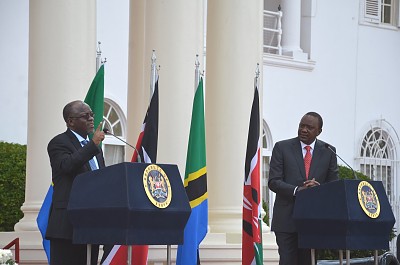 Rais wa Jamhuri ya Muungano wa Tanzania Dkt. John Pombe Magufuli akizungumza na wanahabari mbalimbali wa Kenya mara baada ya kumaliza mazungumzo yao na Rais wa Kenya Uhuru Kenyatta