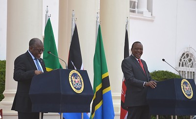 Rais wa Jamhuri ya Muungano wa Tanzania Dkt. John Pombe Magufuli akizungumza na wanahabari mbalimbali wa Kenya mara baada ya kumaliza mazungumzo yao na Rais wa Kenya Uhuru Kenyatta