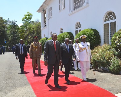 Rais wa Jamhuri ya Muungano wa Tanzania Dkt. John Pombe Magufuli akiwa na mwenyeji wake Rais wa Kenya Uhuru Kenyatta mara baada ya kuwasili katika Ikulu ya Nairobi.
