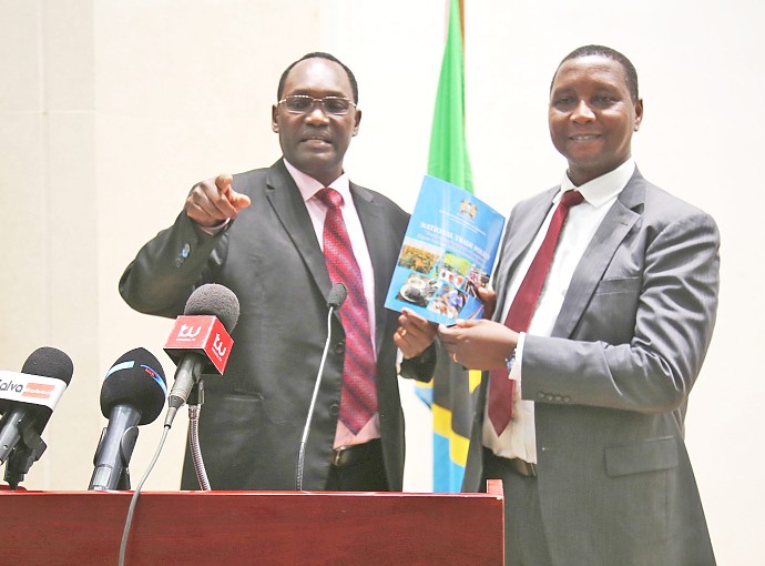 Katibu Mkuu wa Wizara ya Biashara, Uwekezaji na Ushirikiano wa Kenya, Dkt. Chris Kiptoo na Mwenjeji wake Prof. Adolf Mkenda wakionyesha Sera ya Taifa ya Biashara ya Kenya wakati mkutano baina ya Watendaji Wakuu wa Serikali, Wafanyabiashara na Wazalishaji