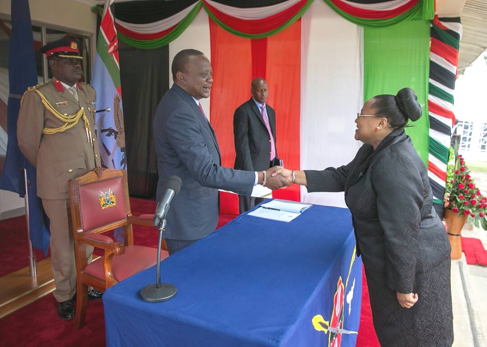 Balozi wa Tanzania nchini Kenya, Mhe. Dkt. Pindi Hazara Chana akisalimiana na Rais wa Jamhuri ya Kenya, Mhe. Uhuru Kenyatta kabla ya kuwasilisha Hati za Utambulisho kwenye Ikulu ya Eldoret tarehe 13 Juni 2017.