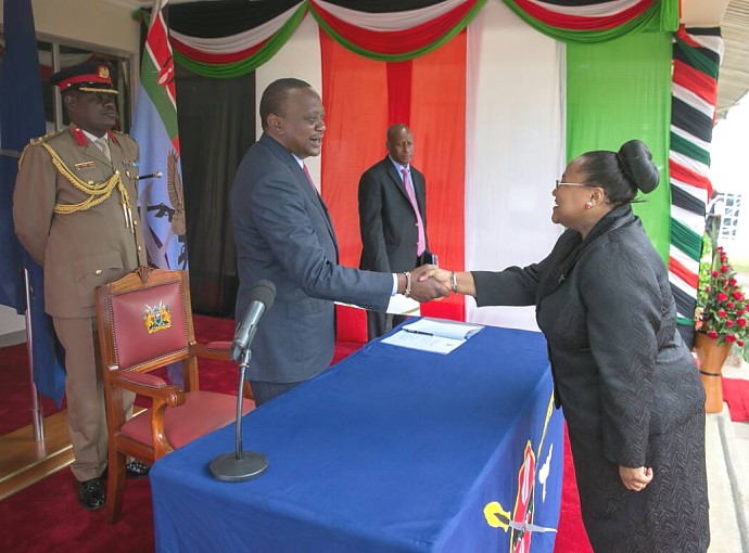 Balozi wa Tanzania nchini Kenya, Mhe. Dkt. Pindi Hazara Chana akisalimiana na Rais wa Jamhuri ya Kenya, Mhe. Uhuru Kenyatta kabla ya kuwasilisha Hati za Utambulisho kwenye Ikulu ya Eldoret tarehe 13 Juni 2017.