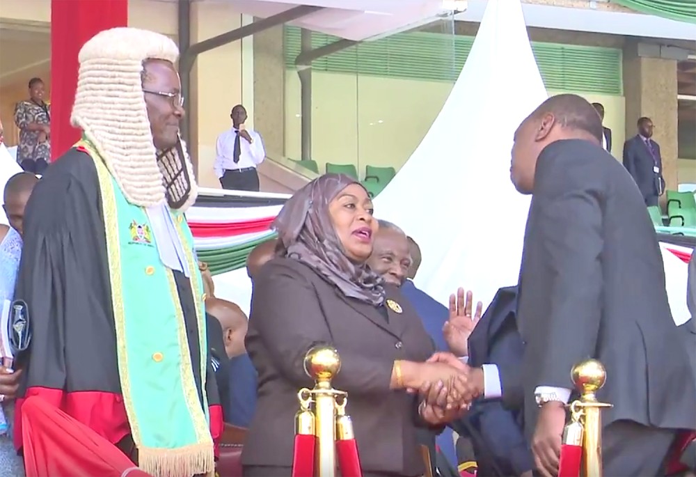 Makamu wa Rais akimpongeza Rais Kenyatta kwa kuapishwa kuwa Rais wa Jamhuri ya kenya katika uwanja wa Moi Kasarani Mjini Nairobi. Mhe. Samia Suluhu Hassan amemwakilisha Rais wa jamhuri ya Muungano wa Tanzania Mhe. Dkt. John Pombe Magufuli.