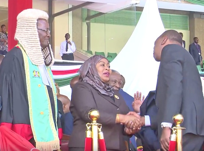 Makamu wa Rais akimpongeza Rais Kenyatta kwa kuapishwa kuwa Rais wa Jamhuri ya kenya katika uwanja wa Moi Kasarani Mjini Nairobi. Mhe. Samia Suluhu Hassan amemwakilisha Rais wa jamhuri ya Muungano wa Tanzania Mhe. Dkt. John Pombe Magufuli.