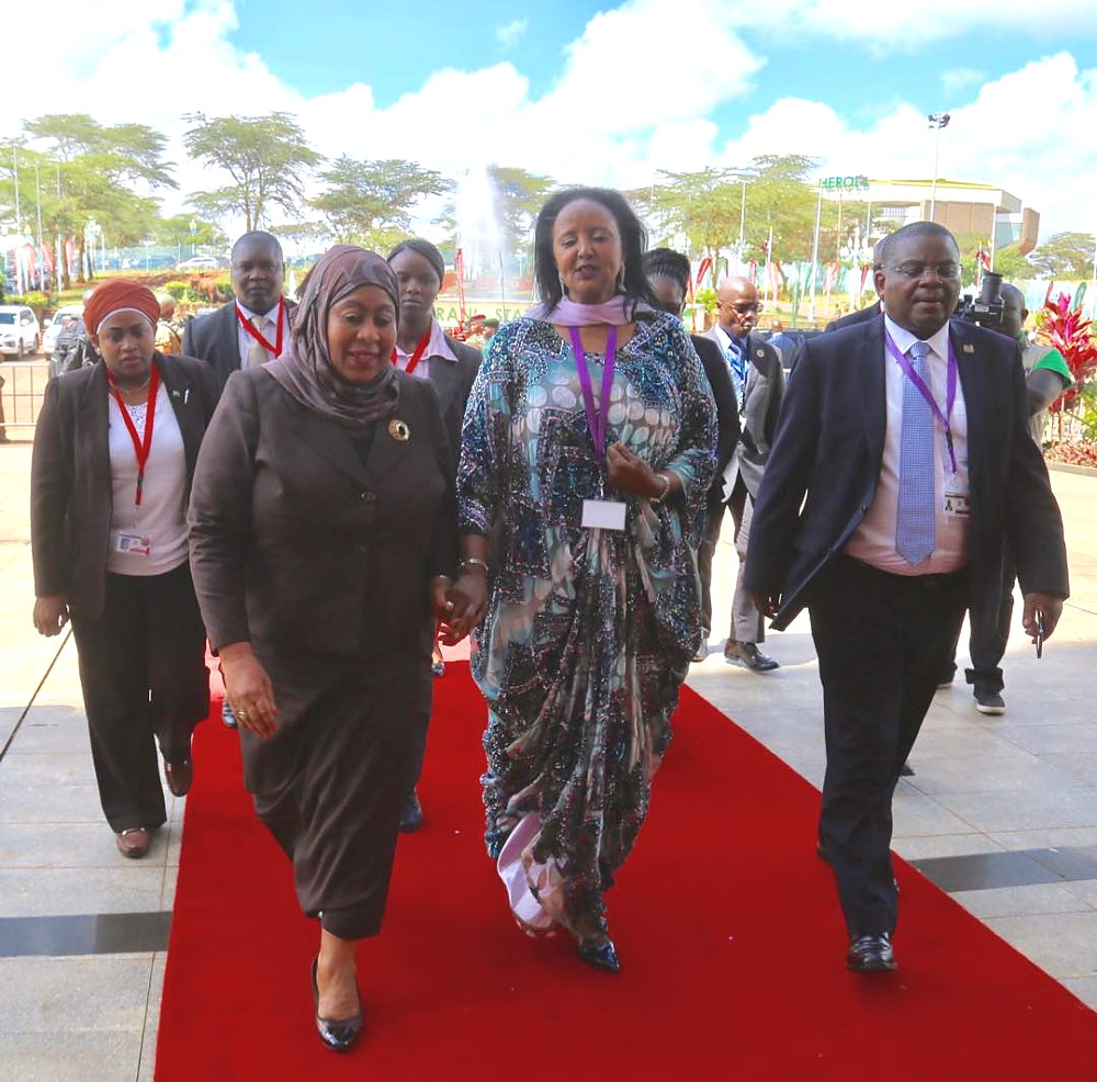 Makamu wa Rais Mhe Samia Suluhu Hassan akipokelewa na Waziri wa Mambo ya Nje wa Kenya Amina Mohamed mara baada ya kuwasili Nairobi Kenya kumwakilisha Rais Dkt John Joseph Magufuli katika sherehe za kuapishwa Rais Uhuru Kenyatta leo.